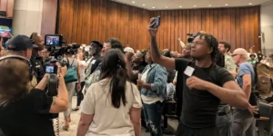 Elon Musk Took Heat at Chaotic Memphis Data Center Vote | Invesloan.com