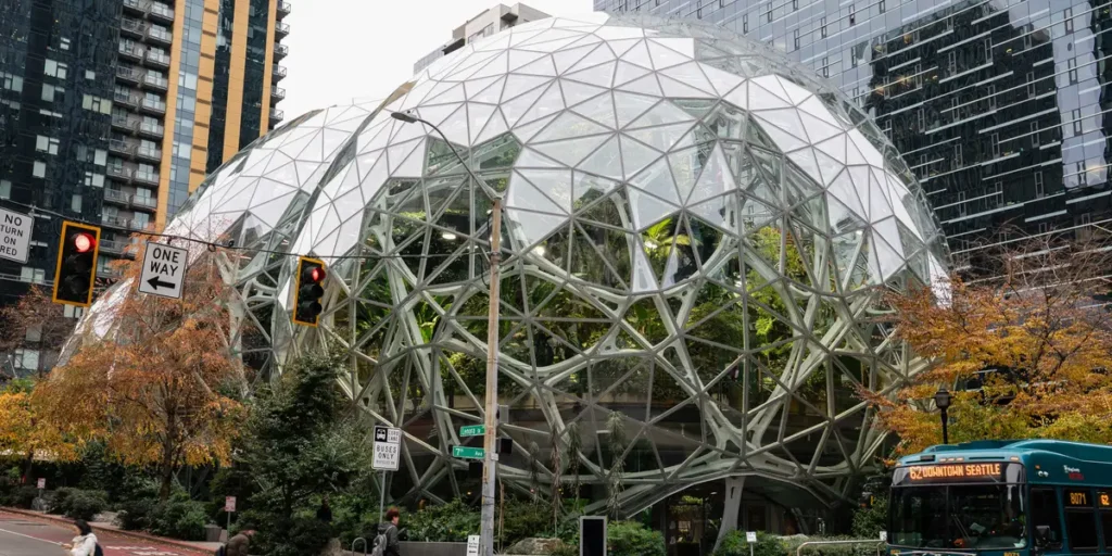 Amazon Layoffs Hit Hundreds of Employees Across Multiple Teams | Invesloan.com