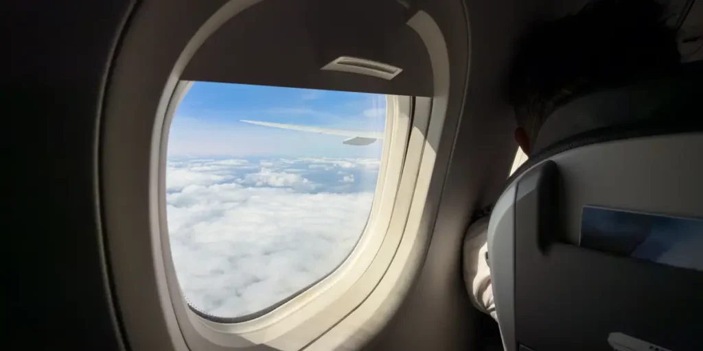 Is it impolite to maintain the airplane window shades open? | Invesloan.com