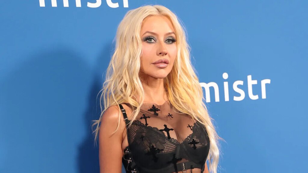 Christina Aguilera bares all in steamy bathtub selfie as followers go wild | Invesloan.com