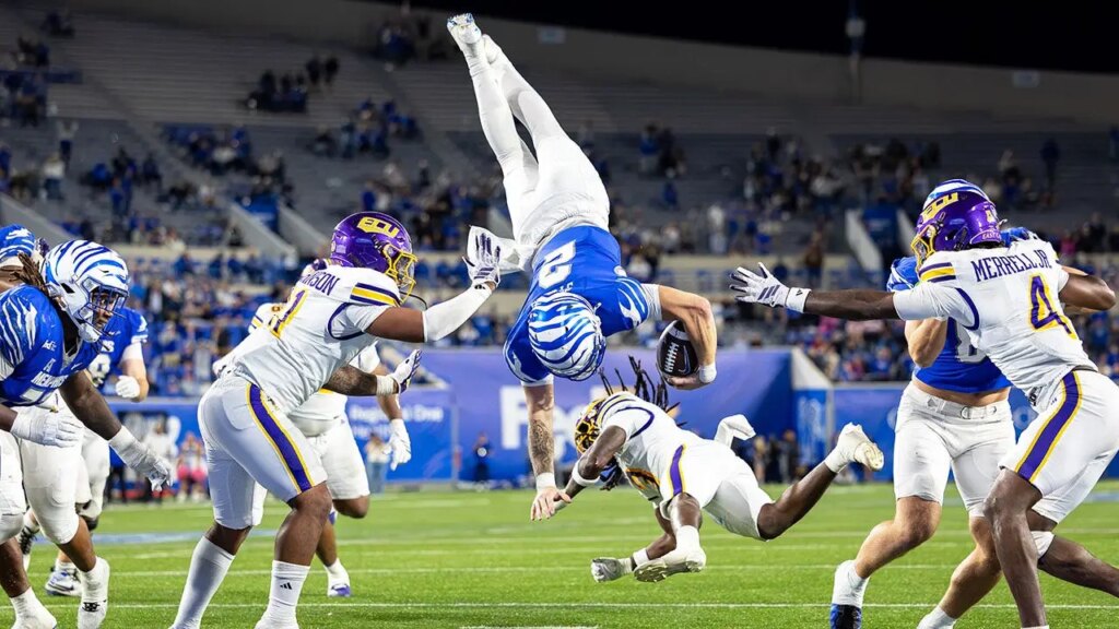 College soccer group attracts embarrassingly small crowd for what turns into Thursday evening thriller | Invesloan.com