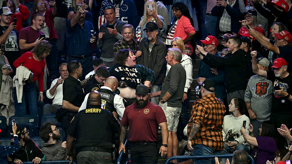 Heckler in ‘Release the Epstein Files’ shirt punched at Trump rally in Ohio | Invesloan.com